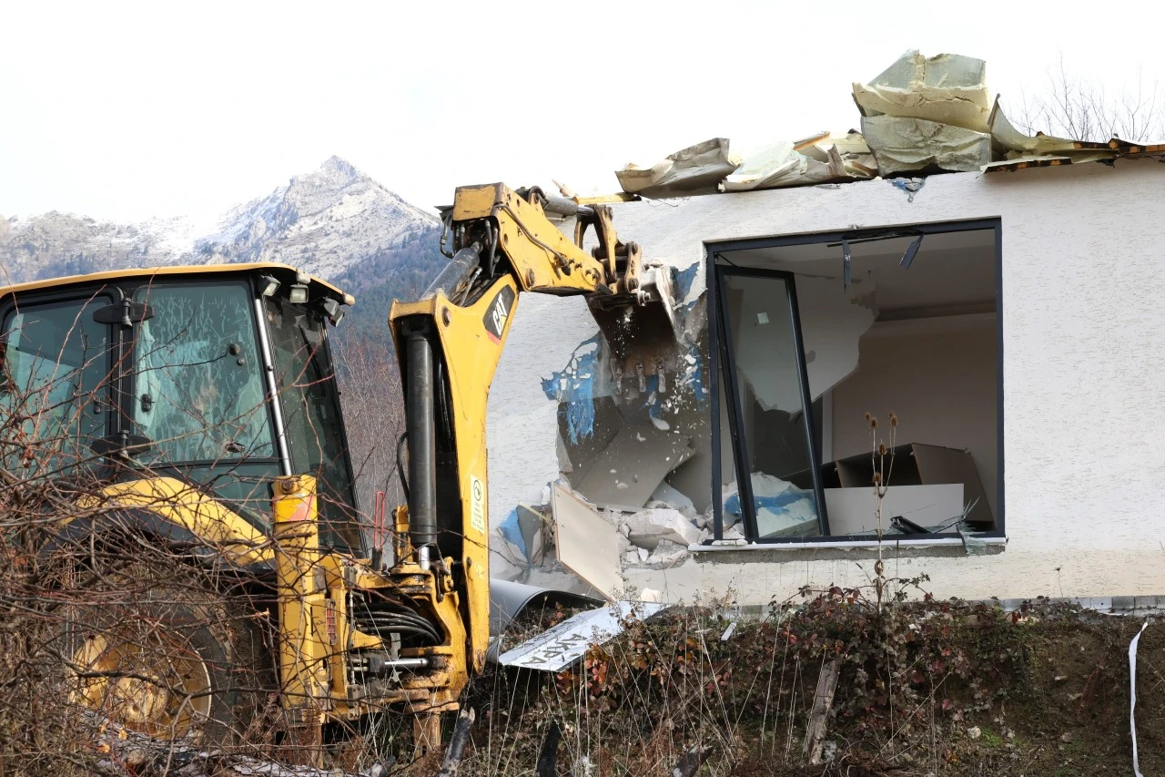 Osmangazi Belediyesi ka&ccedil;ak yapıları yıkıyor