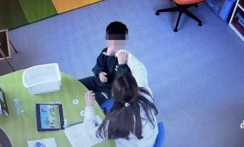 Otizmli &ccedil;ocuğa rehabilitasyon merkezinde şiddet! &Ouml;ğretmen tutuklandı...
