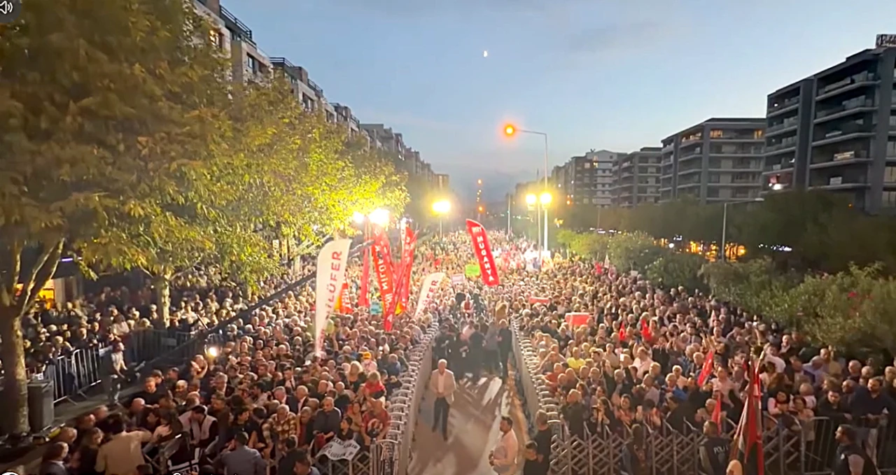 &Ouml;zg&uuml;r &Ouml;zel FSM'den seslendi: "Yeni Parti'nin yeni d&uuml;zenini kuracağız"