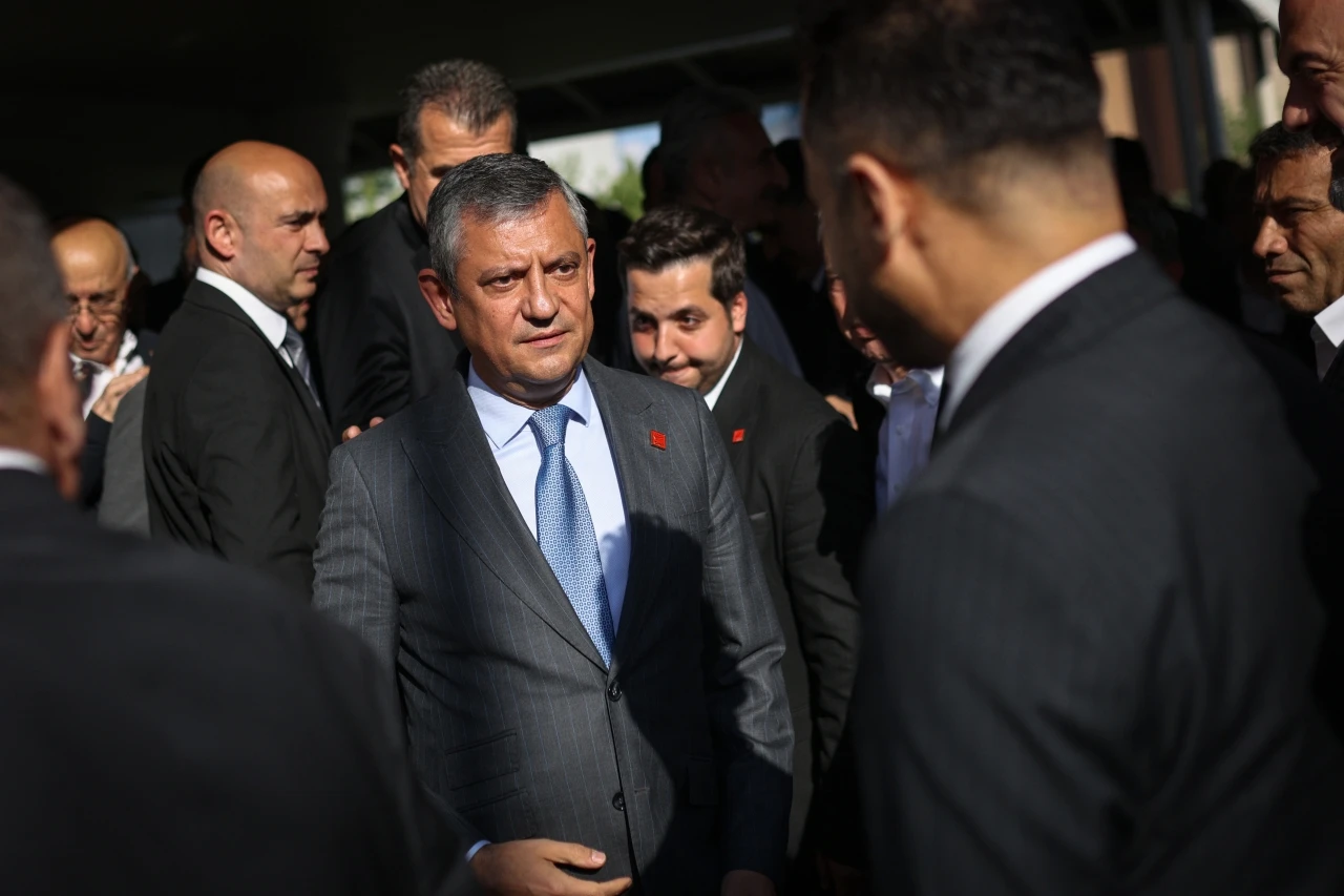&Ouml;zg&uuml;r &Ouml;zel: Tedbir kararı olanlar il başkanı g&ouml;revden alamaz