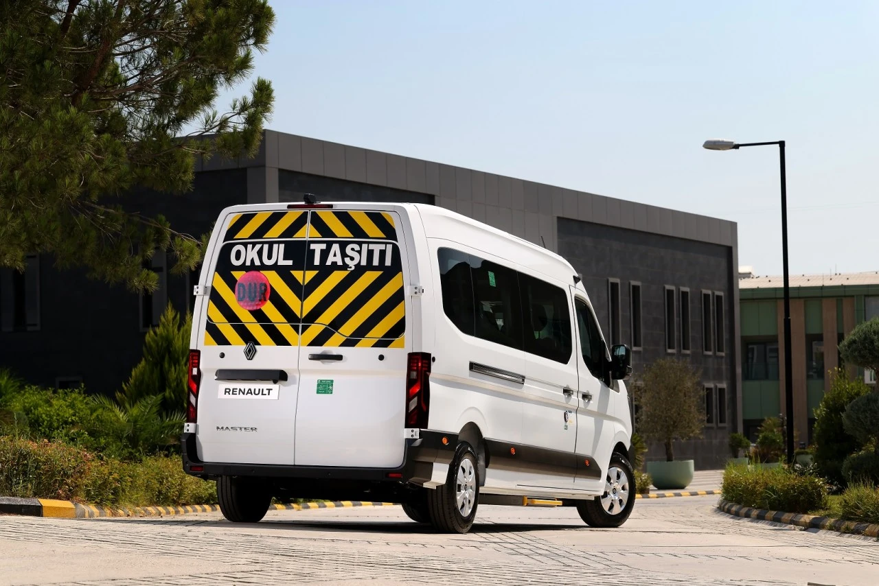 Renault Master, yenilenen minib&uuml;s ve a&ccedil;ık kasa kamyonet modellerini kullanıcılara sundu