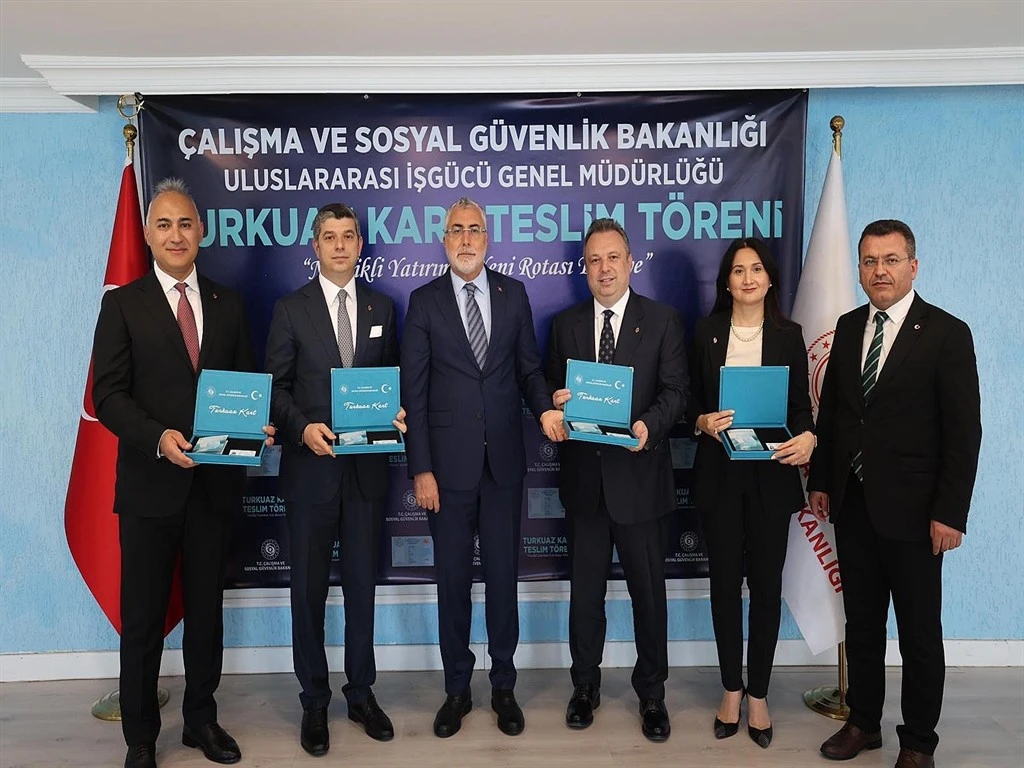 SOCAR ve T&uuml;rk Trakt&ouml;r CEO'larına 'Turkuaz Kart' verildi