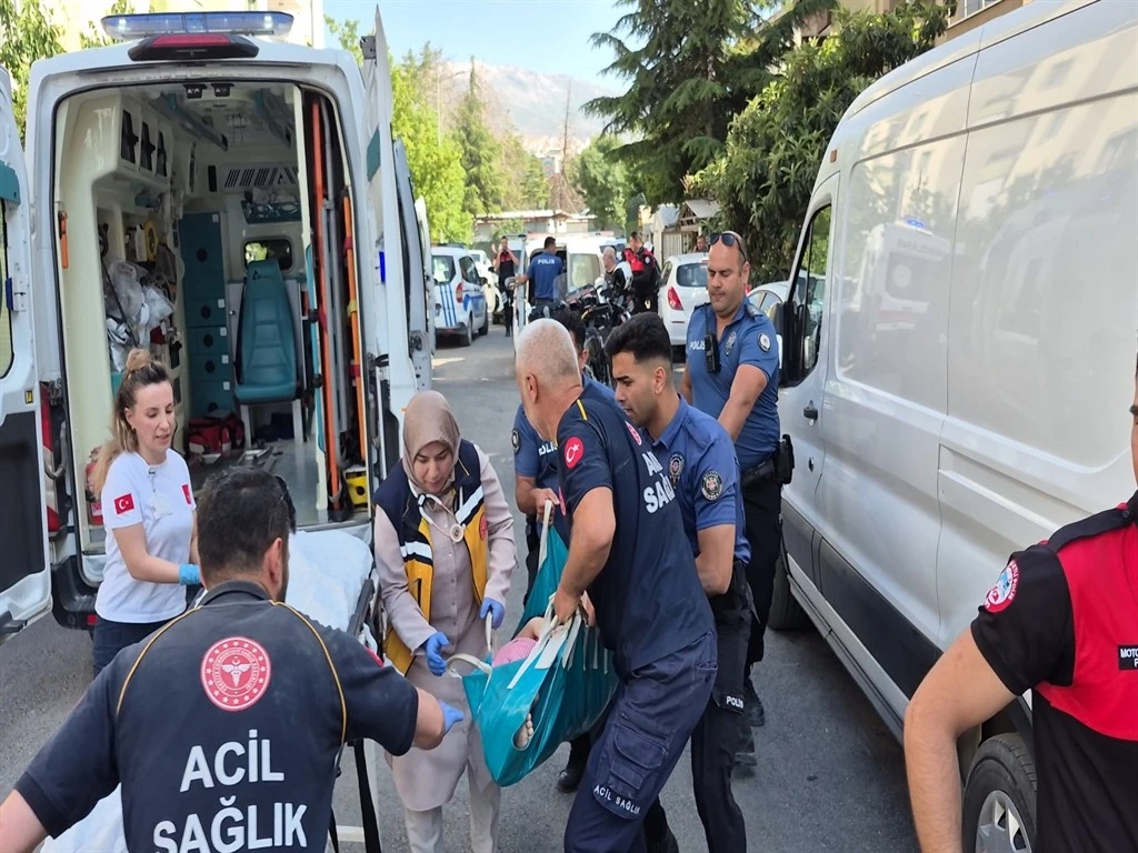 Tabancayla kızını &ouml;ld&uuml;r&uuml;p, eşini ve diğer kızını yaraladı