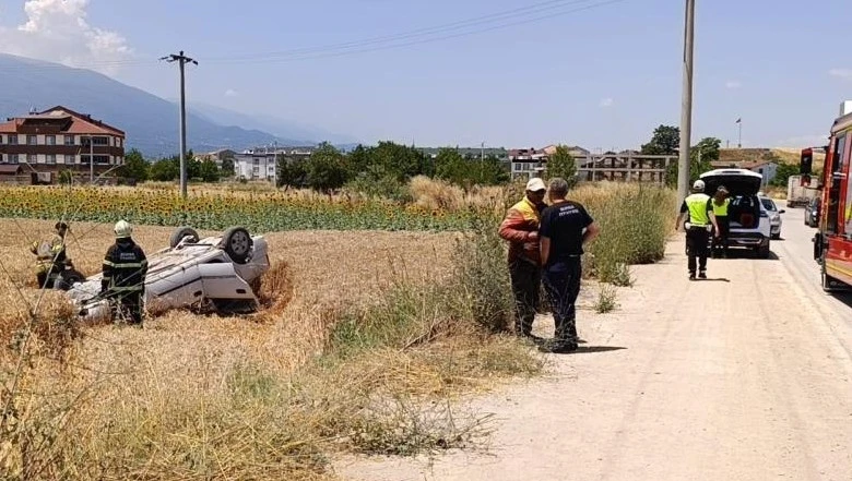 Taklalar atan otomobil buğday tarlasına u&ccedil;tu: 1 yaralı