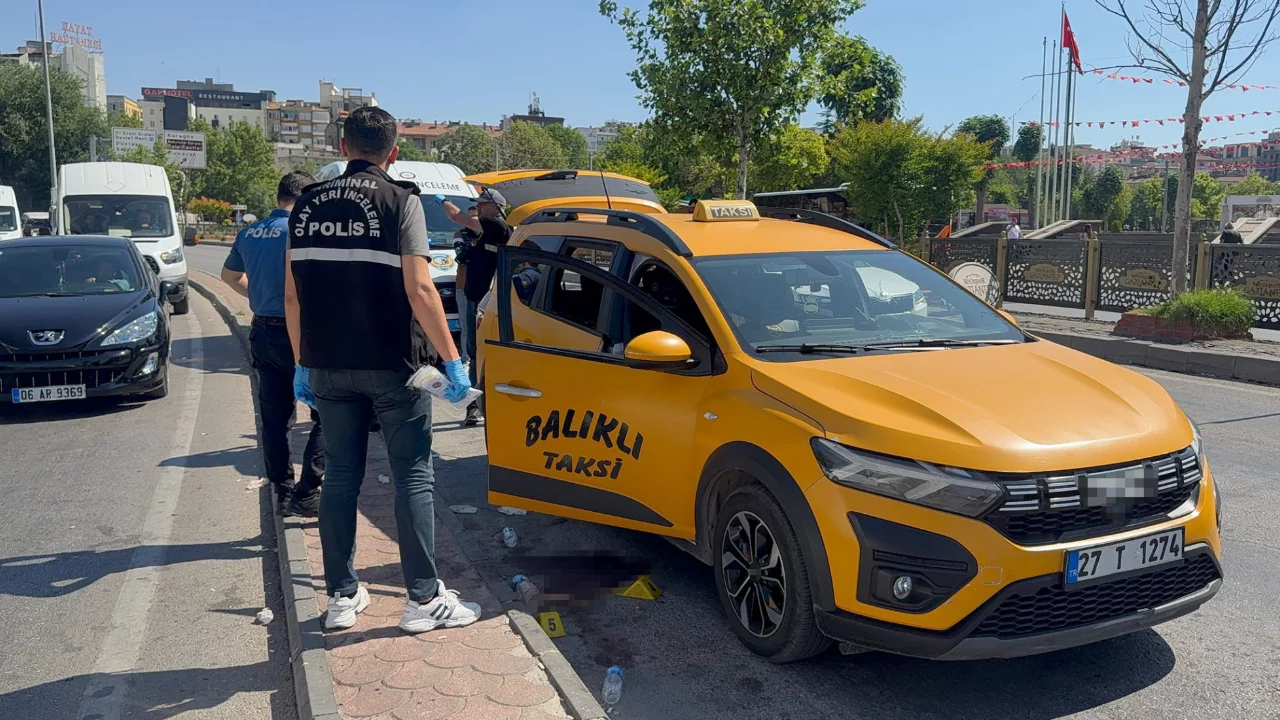 Taksiciler arasında bı&ccedil;aklı kavga! &Ccedil;ok sayıda yaralı var