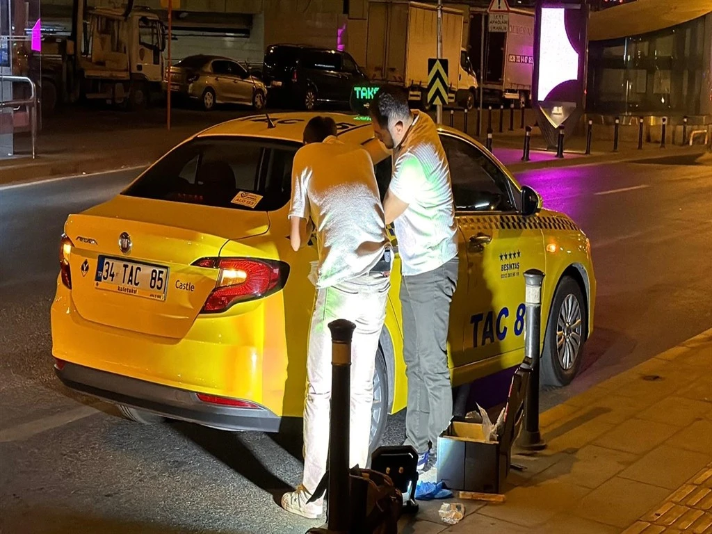 Taksiciyi yumruk darbeleriyle &ouml;ld&uuml;rd&uuml;