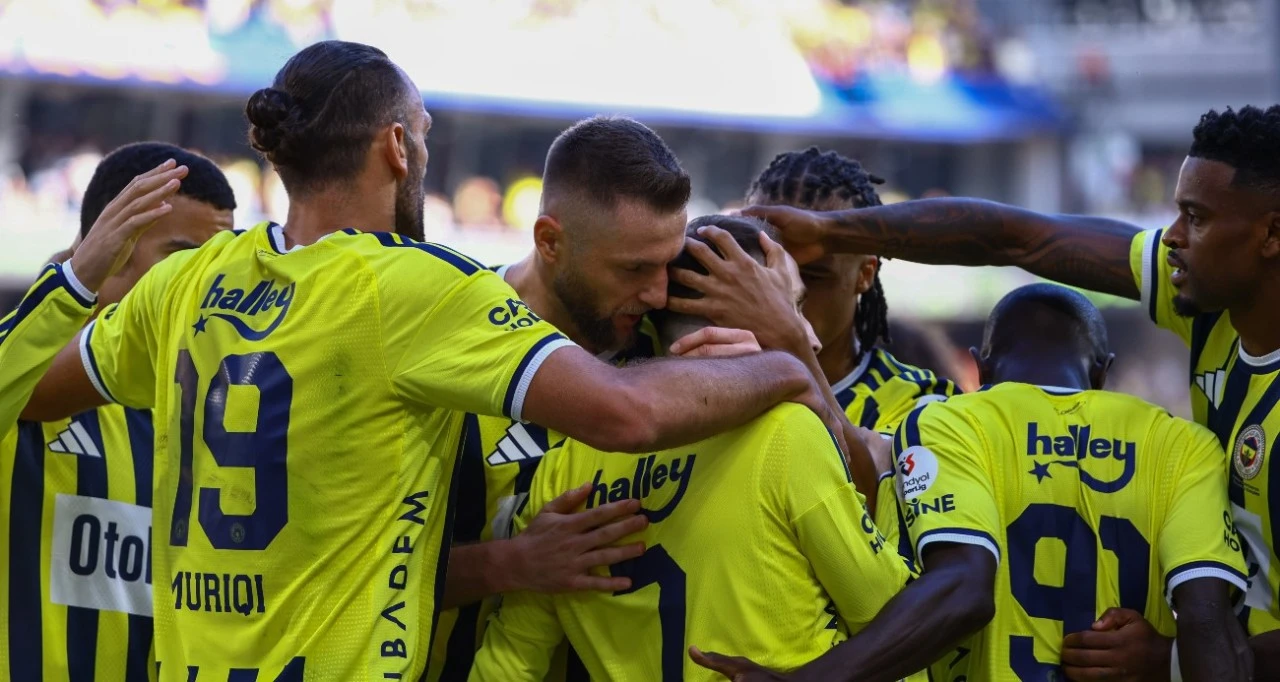 Tarihe ge&ccedil;en galibiyet! Fenerbah&ccedil;e milli araya moralli gidiyor