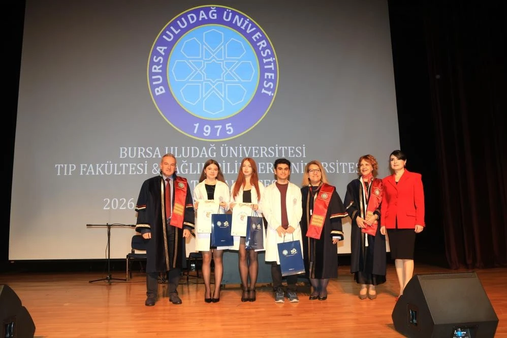 Uludağ &Uuml;niversitesi'nin hekim adayları beyaz &ouml;nl&uuml;klerini giydi