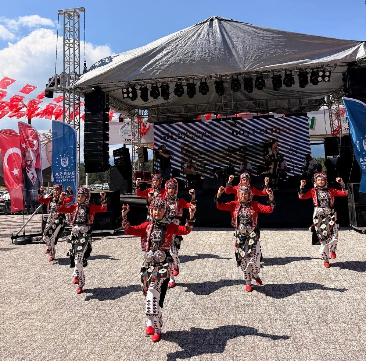 Yenişehir Halk Dansları Topluluğu, Kocayayla Şenlikleri&rsquo;nde ayakta alkışlandı