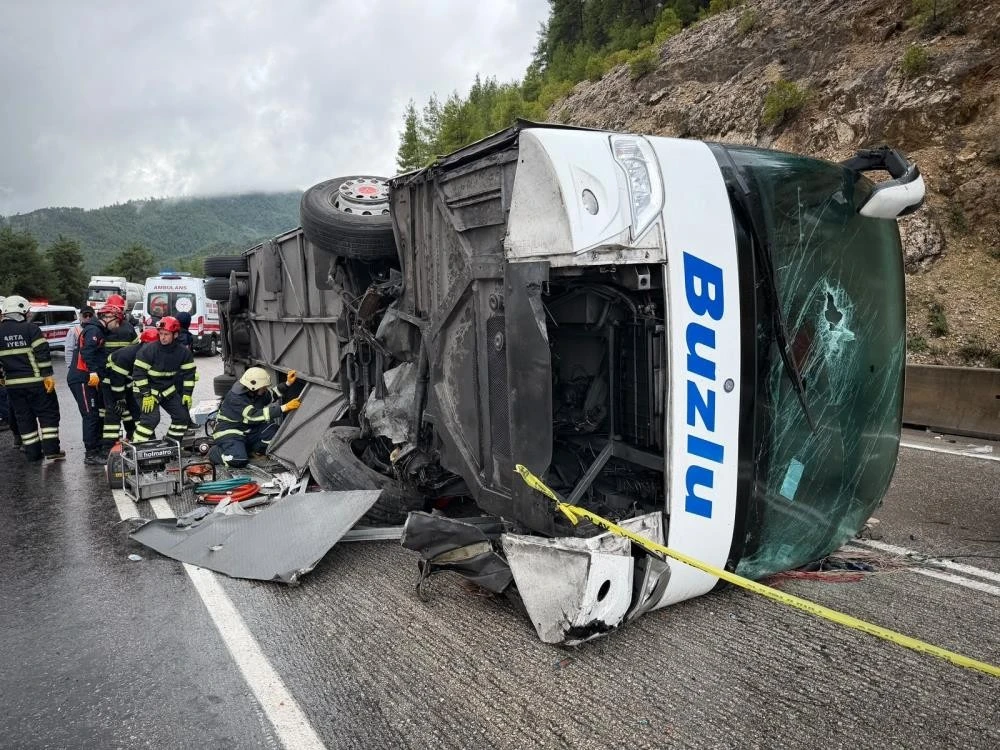 Yolcu otob&uuml;s&uuml; devrildi: 1 &ouml;l&uuml;, 7 yaralı