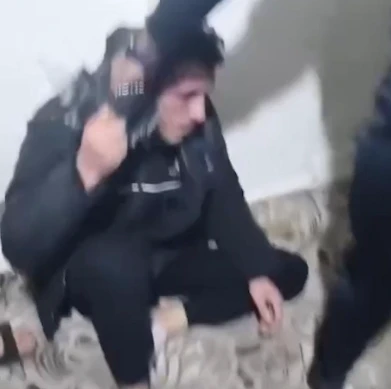 1 kişiyi darbedip g&ouml;r&uuml;nt&uuml;lerini paylaştılar