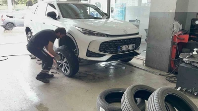 Bursa'da iş&ccedil;iler meydanda, lastik&ccedil;iler tezgahta