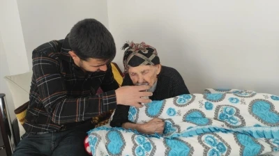 102 yaşındaki Kezik nineye &ccedil;ocukları g&ouml;z&uuml; gibi bakıyor
