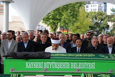 11&rsquo;inci Cumhurbaşkanı Abdullah G&uuml;l, amcasının cenazesine katıldı