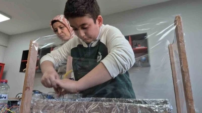 11 yaşında zehirsiz tarım i&ccedil;in kolları sıvadı
