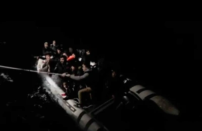 13&rsquo;&uuml; &ccedil;ocuk 29 d&uuml;zensiz g&ouml;&ccedil;men kurtarıldı, 2 g&ouml;&ccedil;men ka&ccedil;ak&ccedil;ısı yakalandı