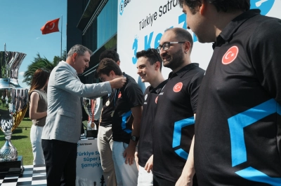 15&rsquo;te 15 Yapan Bayegan Pendik Satran&ccedil; Şampiyonluğunu Kutladı