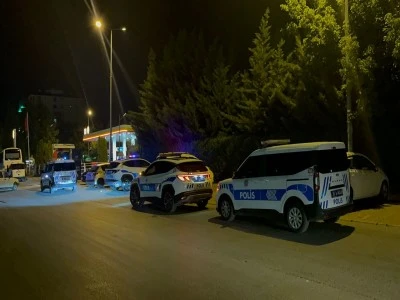 16 yaşındaki kız, 17 yaşındaki kızı bı&ccedil;akladı