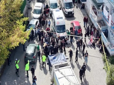 2 &ccedil;ocuk annesi &ccedil;&ouml;p kamyonunun &ccedil;arpması sonucu hayatını kaybetti