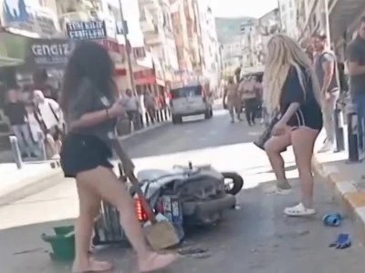 2 gen&ccedil; kadın belediye &ccedil;alışanına saldırdı 