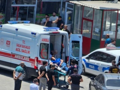 2 kardeşin silahlı &ccedil;atışmasında d&ouml;nercide oturan uzman &ccedil;avuş ile iş yeri &ccedil;alışanı yaralandı