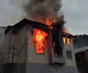 2 katlı ev, alev alev yandı