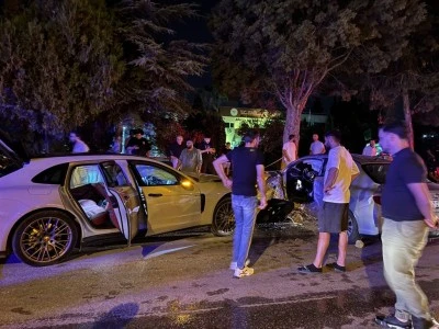 2 otomobil &ccedil;arpıştı: 4 yaralı