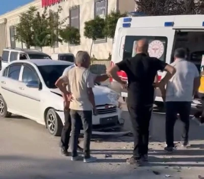 2 otomobil kafa kafaya &ccedil;arpıştı: 4 yaralı