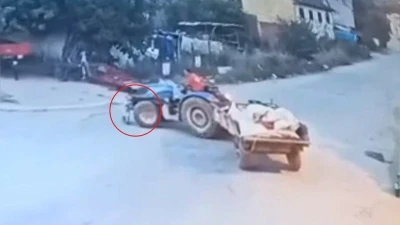 2 yaşındaki Batu, babasının kullandığı trakt&ouml;r&uuml;n altında kaldı