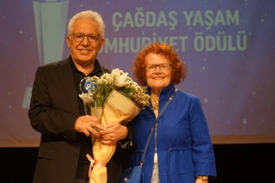 20. &Ccedil;ağdaş Yaşam Cumhuriyet &Ouml;d&uuml;l&uuml;&rsquo;ne Z&uuml;lf&uuml; Livaneli Değer G&ouml;r&uuml;ld&uuml;
