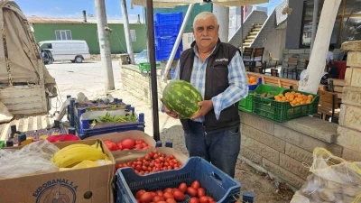 20 yıldır tarlada &uuml;retip pazarda satıyor

