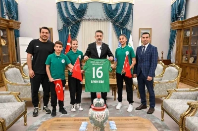 23 Nisan&rsquo;da Başkanlık koltuğu &ccedil;ocukların oldu