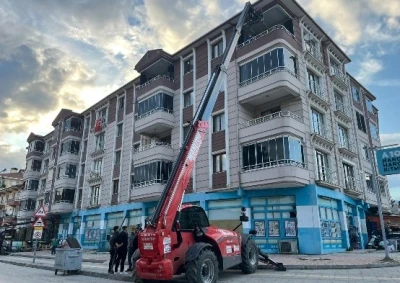 250 kiloydu, cenazesi  4'&uuml;c&uuml; kattan teleskopik forkliftle indirildi