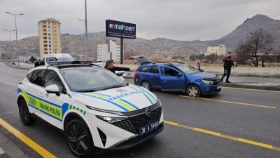 3 polis aracına &ccedil;arparak ka&ccedil;an ş&uuml;pheli ara&ccedil; lastiklerine ateş edilerek yakalandı