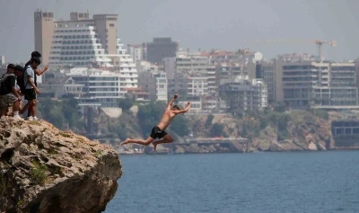 30 metrelik falezlerden &ouml;l&uuml;m&uuml;ne atlayış
