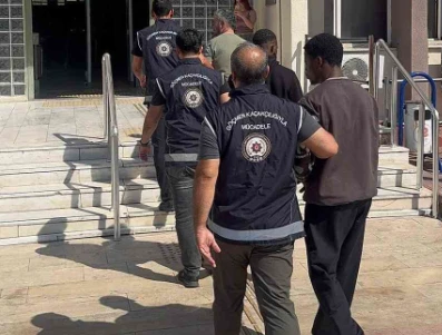 31 d&uuml;zensiz g&ouml;&ccedil;men yakalandı: 2 tutuklama