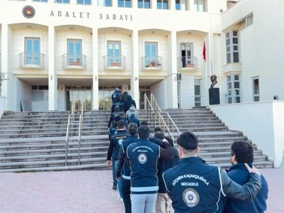 33 ka&ccedil;ak g&ouml;&ccedil;men yakalandı