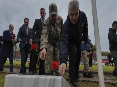 33 yıl &ouml;nce şehit edilen 33 asker t&ouml;renle anıldı