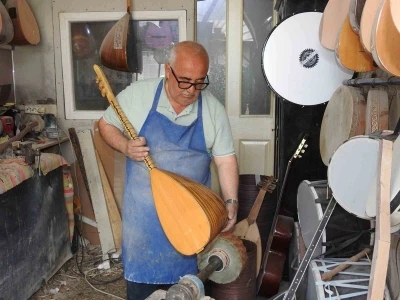 35 yıldır imalatını yaptığı bağlamaları &ccedil;alamayan ustanın &uuml;z&uuml;nt&uuml;s&uuml;
