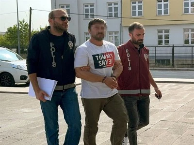 4 aylık oğlunu 3'&uuml;nc&uuml; kattan atmaya kalkıştı