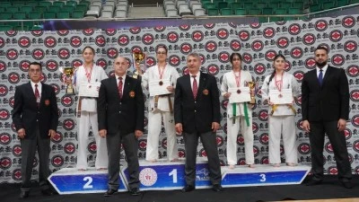 4 &uuml;lkeden gelen 180 sporcu, Bursa&rsquo;daki Kyokushin Kupası&rsquo;nda buluştu