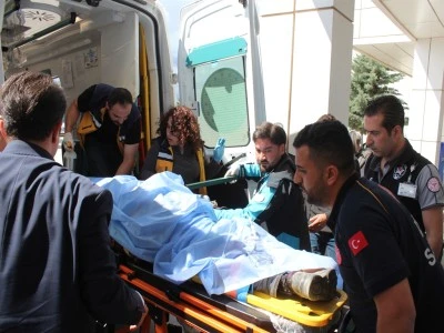4&rsquo;&uuml;nc&uuml; kattan d&uuml;şen iş&ccedil;i sırtına saplanan demirle hastaneye kaldırıldı