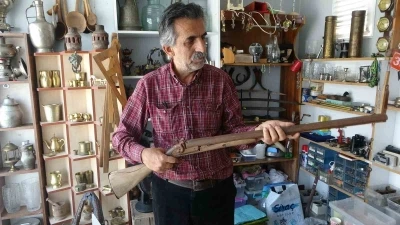 40 Yıldır antikayla yaşayan depremzede, konteynerde de antika tutkusundan vazge&ccedil;miyor
