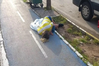 44 yaşındaki kadını otomobilden attı 