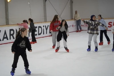  5 bin &ouml;ğrenci buz pistinde eğlendi