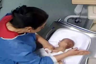 5 g&uuml;nl&uuml;k bebeğe şiddet uygulayan hemşire hakkında karar