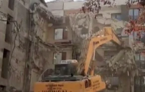  5 katlı bina, yanındaki binanın &uuml;zerine devrildi