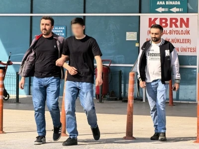 Bursa'da babasını darp ettiği kişiyi &ouml;ld&uuml;rd&uuml;!