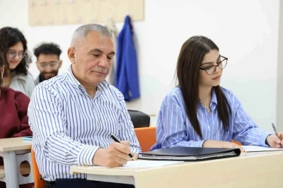 58 yaşındaki dede, 18 yaşındaki torunuyla aynı &uuml;niversitede okuyor