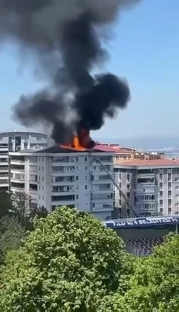 6 katlı binanı &ccedil;atısı k&uuml;le d&ouml;nd&uuml;
